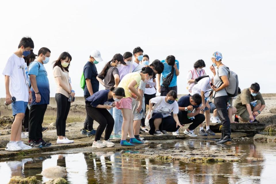 新北市府環保局今年「永續未來學院─國中體驗營」活動之一，將安排到馬崗潮間帶生態觀察。（新北環保局提供）