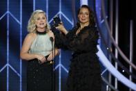 <p>La mayor carcajada de la noche la arrancaron Maya Rudolph y Amy Poehler cuando subieron a entregar un premio. Después de varios chistes, el momentazo llegó cuando la primera le pidió matrimonio a la segunda. (Foto: Paul Drinkwater / Reuters). </p>