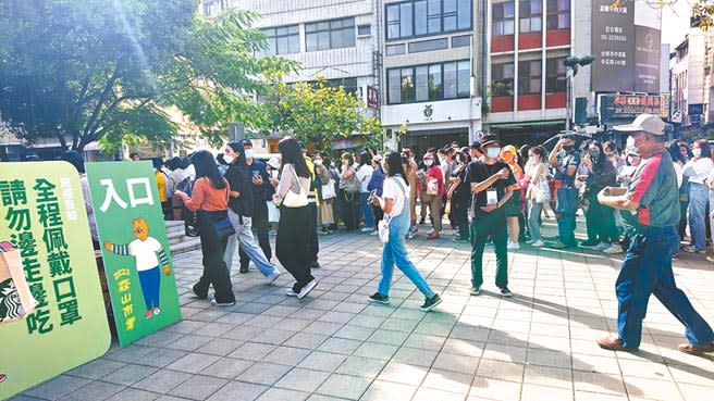 台南市森山文創市集13日在南美2館登場，今年入口處嚴格控管人數。（程炳璋攝）