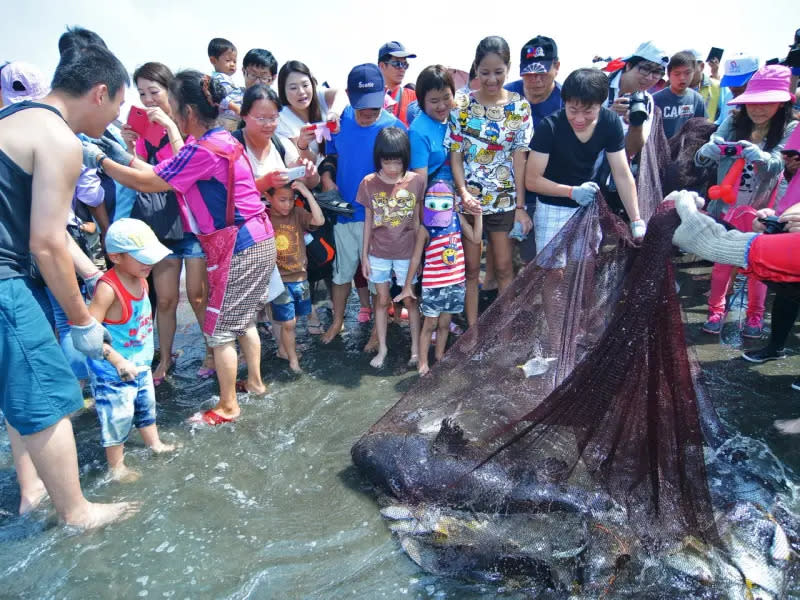 ▲有石斑魚故鄉之稱的永安區，可以體驗抱石斑魚及捕撈石斑魚。（圖／高市府觀光局提供）