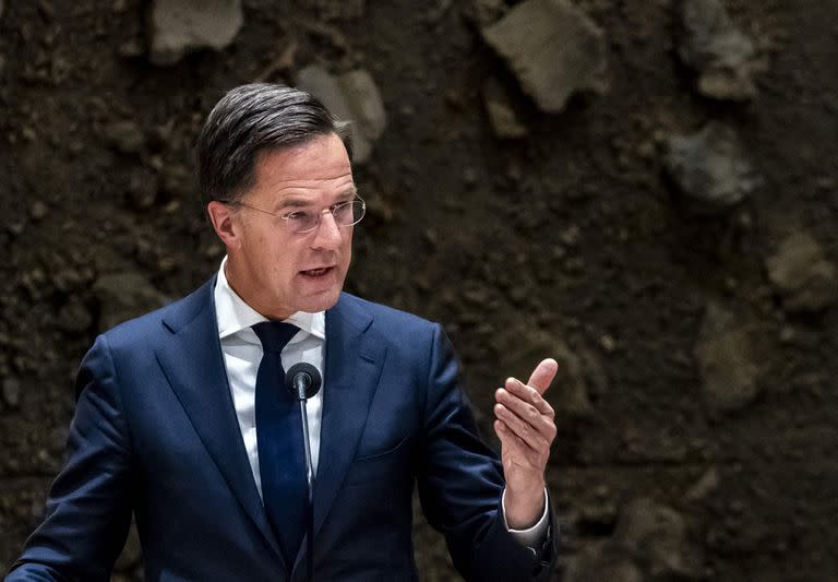 El primer ministro de Holanda, Mark Rutte, habla durante el debate en la Cámara de Representantes sobre los resultados de las elecciones al Consejo Provincial en La Haya el 5 de abril de 2023.