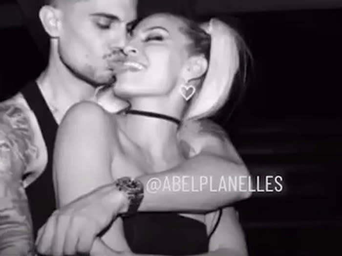 Marc Bartra y Jessica Goicoechea se dan un beso 