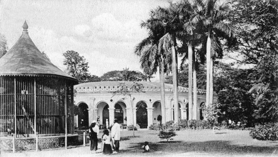 View in the Zoological Gardens, Calcutta, India, early 20th century. (Photo by The Print Collector/Print Collector/Getty Images)