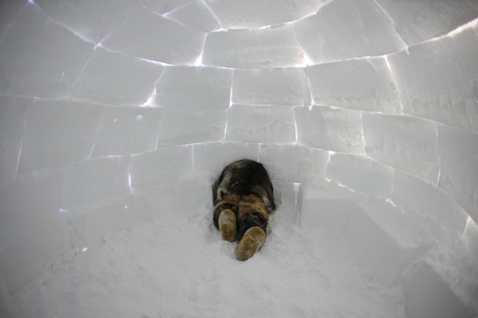 Un niño inuit saliendo de un igloo en Gjohaven, Canada.(Foto:Getty)