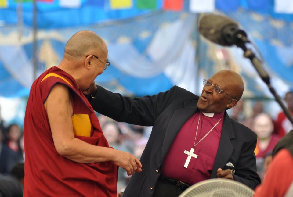 <span class="caption">El arzobispo Tutu con el Dalai Lama en la escuela de la Aldea Infantil Tibetana en Dharamsala, en 2015.</span> <span class="attribution"><span class="source">EFE-EPA/Sanjay Baid</span></span>