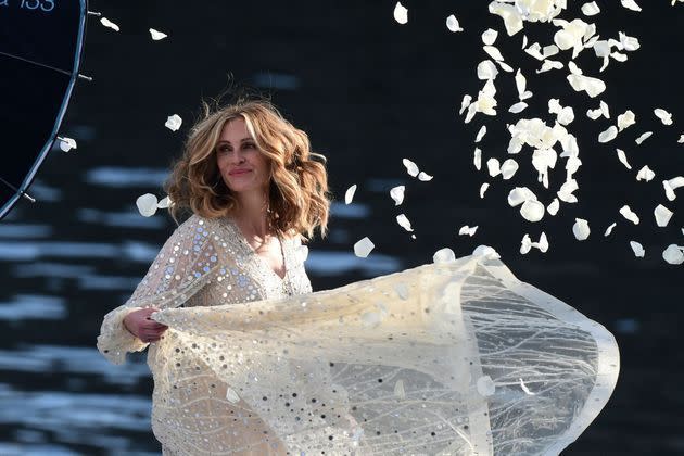 <p>Julia Roberts prend la pose devant les photographes à Paris, le 17 septembre 2021.</p>