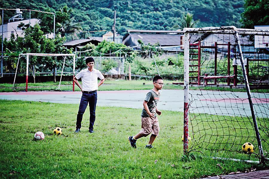 全片的主場景選在高雄阿蓮國小峰山分校，因該校以足球隊著稱，男主角藍葦華（左）也在片中教導童星汪心玨（右）踢足球。（海鵬電影提供）