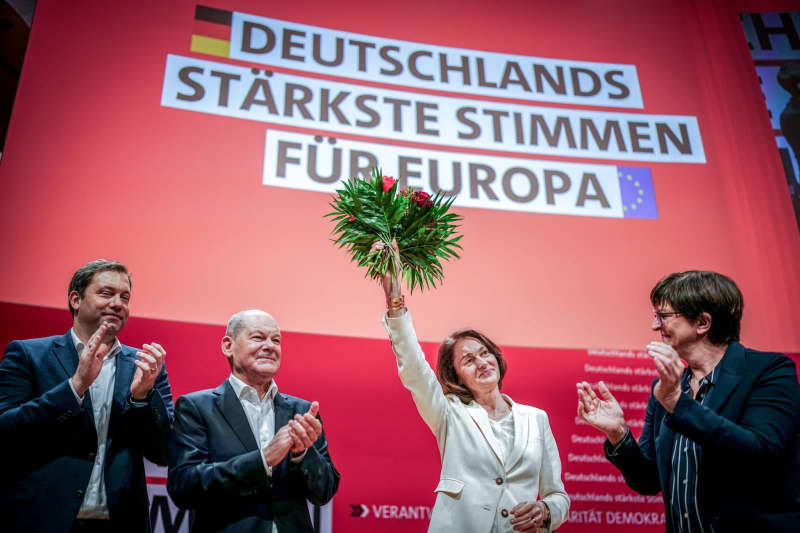 Lars Klingbeil (L), Social Democratic Party (SPD) Federal Chairman, German Chancellor Olaf Scholz (2nd L) and Saskia Esken (R), Social Democratic Party (SPD) Federal Chairwoman, congratulate Katarina Barley on her election as lead candidate for the European elections at the SPD's European Delegates' Conference. Kay Nietfeld/dpa