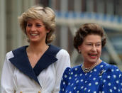 ARCHIVO- En esta fotografía del 4 de agosto de 1987 la princesa Diana de Gales, izquierda, y la reina Isabel II de Gran Bretaña sonríen a la gente fuera de Clarence House en Londres. La princesa Diana, que era considerada tímida al saltar a la fama, se convirtió en una revolucionaria en sus años en la Casa de Windsor modernizando la monarquía como una institución más personal y cambiando la forma en la que la familia real se relacionaba con la gente. (Foto AP/Martin Cleaver, archivo)