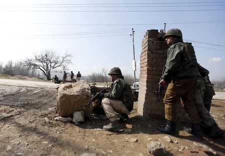 Indian army soldiers take their positions near the site of a gun battle between Indian security forces and militants on the outskirts of Srinagar February 21, 2016. REUTERS/Danish Ismail