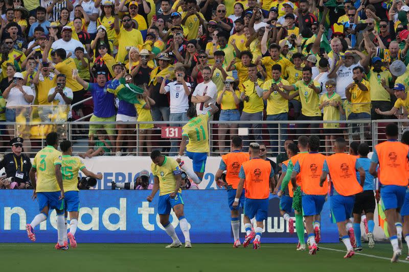 Foto del martes del mediocampista de Brasil (11) celebra tras marcar ante Colombia