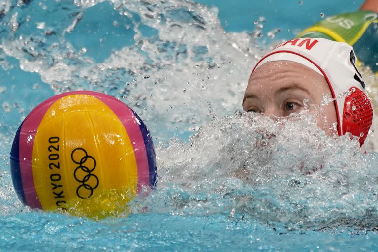 La canadiense Hayley McKelvey nada después del balón durante un partido de waterpolo femenino de la ronda preliminar contra Australia en los Juegos Olímpicos de Verano de 2020, el sábado 24 de julio de 2021, en Tokio, Japón.