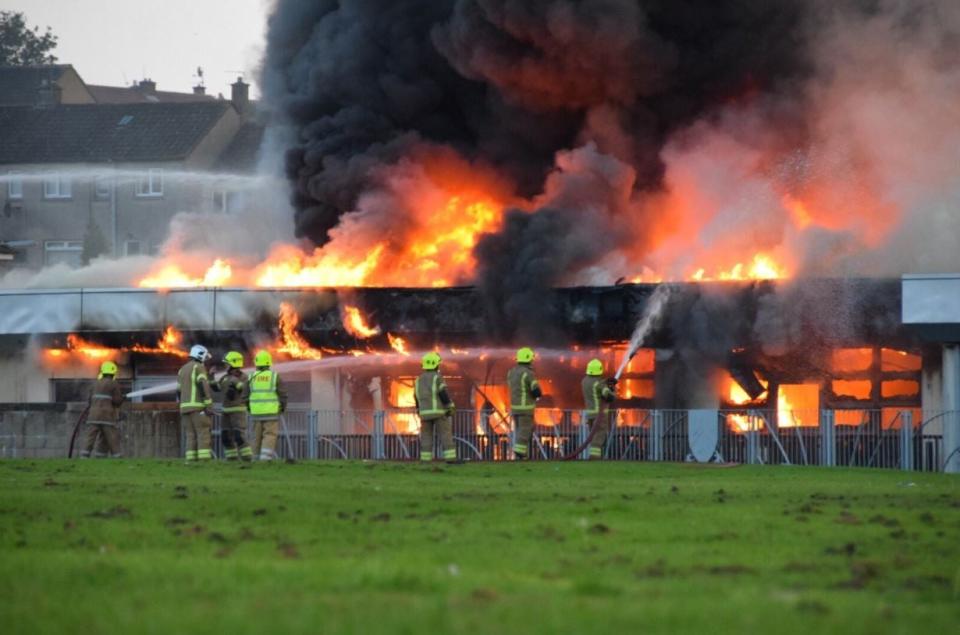 The fire at Woodmill High School (@Euans_EP/Twitter)