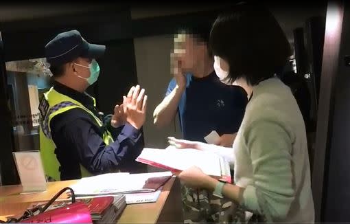 韓籍夫妻一度拒收罰單。（圖／翻攝畫面）