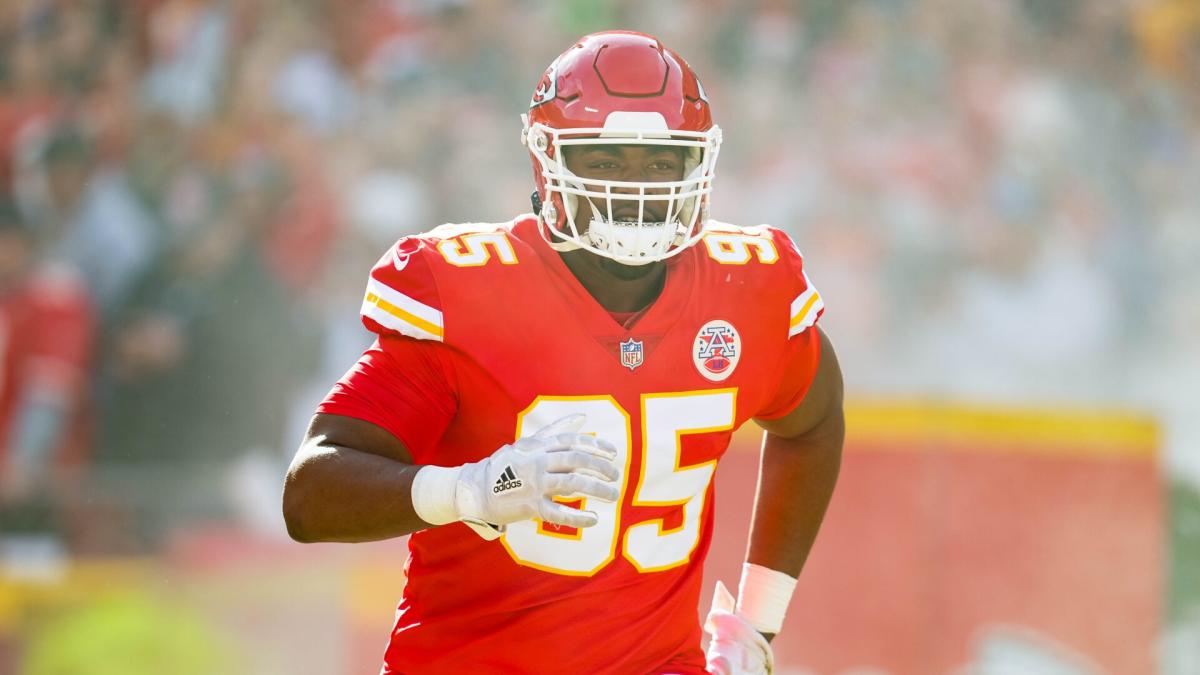 Chiefs trade for Raiders DT Neil Farrell amid Chris Jones holdout