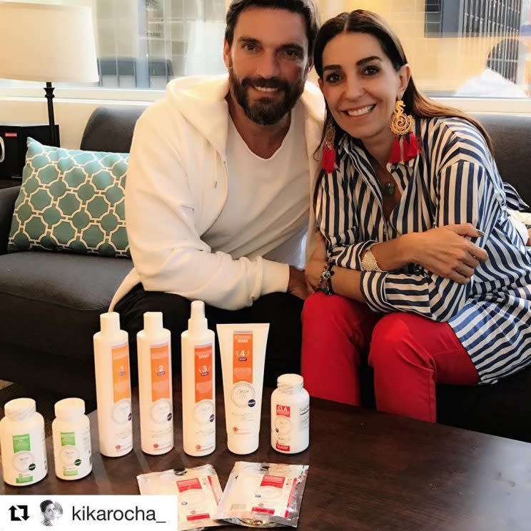 El actor promocionando sus productos de belleza/Julián Gil /Instagram