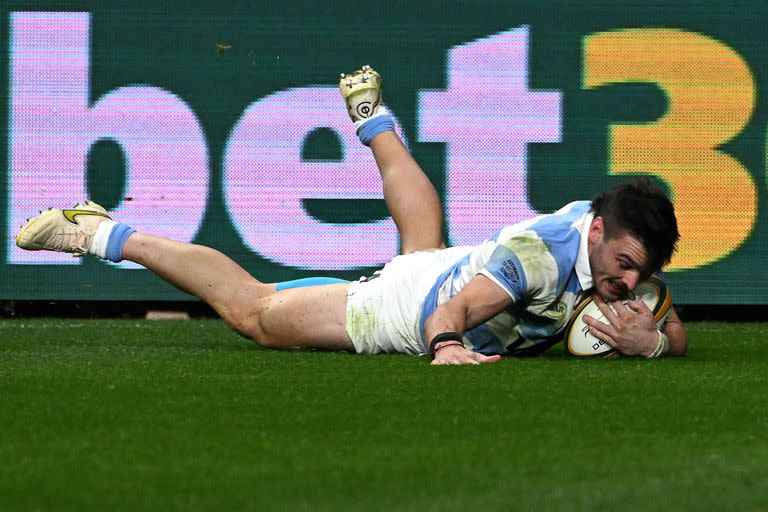 Mateo Carreras apoya la pelota en el ingoal en el partido ante Australia, por el Rugby Championship 2023