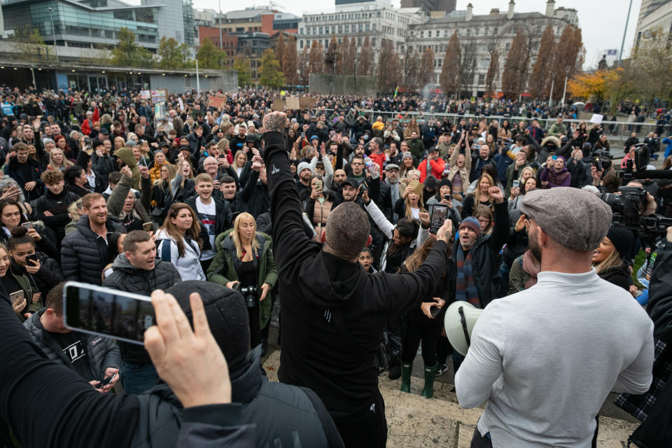 MANCHESTER, UNITED KINGDOM - 2020/11/08: Protesters gather at St Peters Square during an anti-lockdown protest. Protests all across the country have been seen this weekend challenging the latest lockdown that was imposed on the country earlier in the week. (Photo by Kenny Brown/SOPA Images/LightRocket via Getty Images)