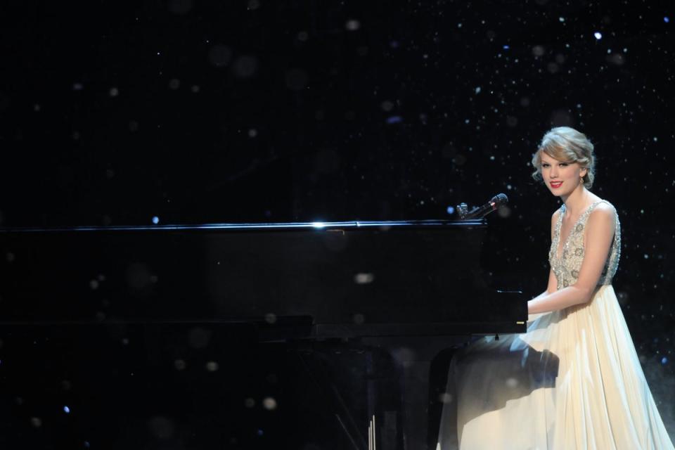 Swift performing ‘Back to December’ at the CMAs in 2010 (Getty Images)