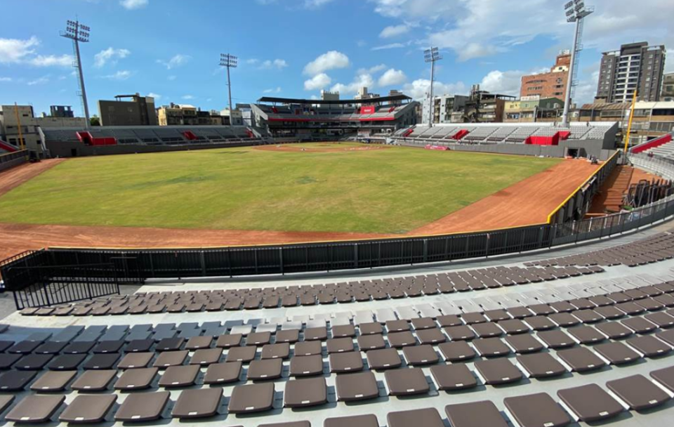 斥資12億元重新設計、改建的新竹棒球場，22日風光啟用。（圖／記者陳育賢攝）