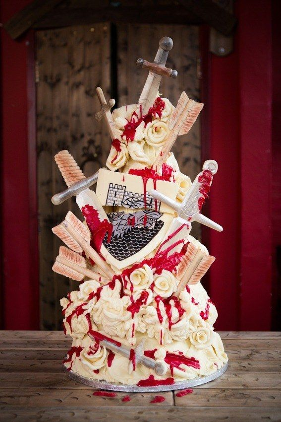 Même si ça semble un peu gore au premier abord, il semblerait que nous ayons trouvé un gâteau de mariage pour fan de Games of Thrones.