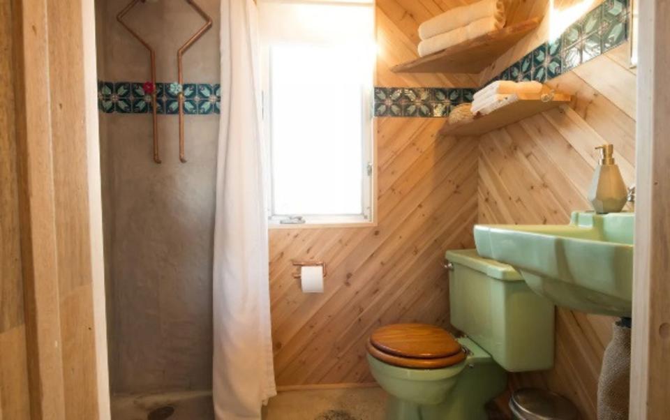 Pese a ser un alojamiento situado en mitad del desierto, el baño también ofrece todas las comodidades. (Foto: <a href="http://www.airbnb.es/users/7859989/listings?_set_bev_on_new_domain=1602677606_O8ekiMkInoFCiDT7" rel="nofollow noopener" target="_blank" data-ylk="slk:Airbnb;elm:context_link;itc:0;sec:content-canvas" class="link ">Airbnb</a>).