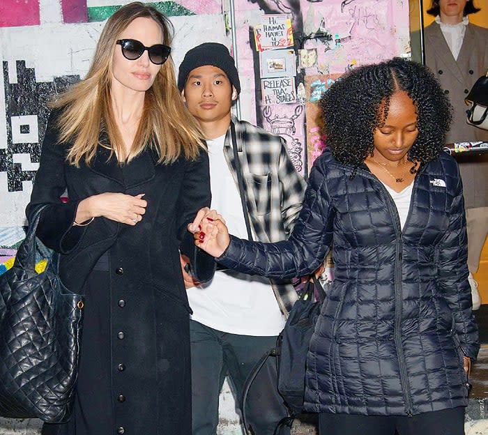 Angelina Jolie con sus hijos Pax y Zahara en Nueva York
