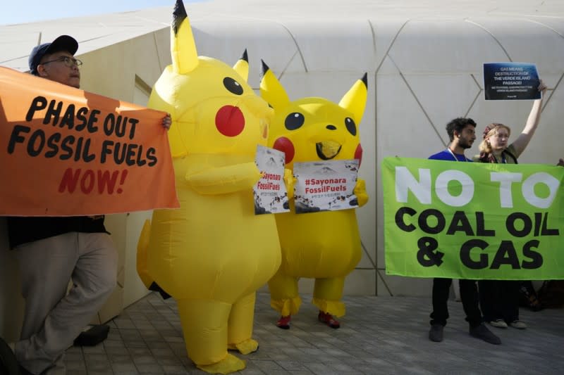 <cite>2023年12月4日，第28屆聯合國氣候變遷大會（COP28）場邊有示威者打扮成皮卡丘抗議化石燃料。（美聯社）</cite>