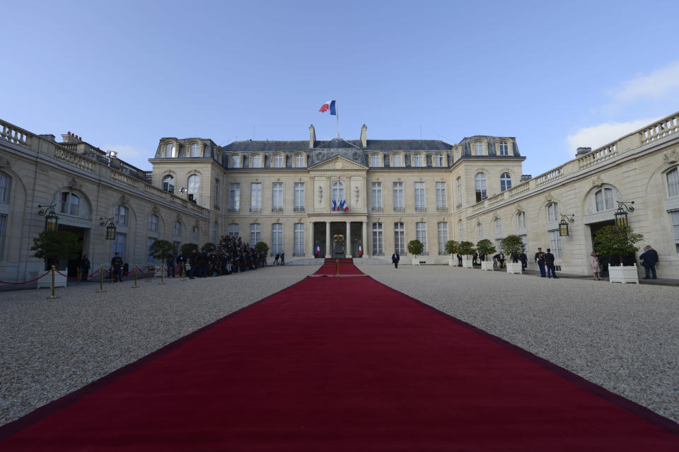 Le tapis rouge a été déroulé dans la cour du Palais de l'Elysée pour la cérémonie officielle, avant l'arrivée des journalistes. AFP