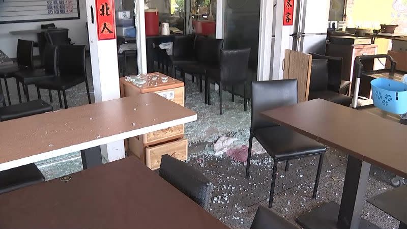 泰國蝦餐廳玻璃全被砸碎，現場面目全非。