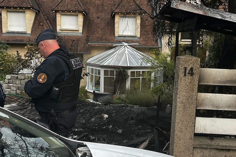 Un agente de policía frente a la casa del alcalde de l'Hay-les-Roses Vincent Jeanbrun, suburbio de París, el 2 de julio de 2023, cinco días después de que un joven de 17 años muriera a manos de la policía en Nanterre, suburbio del oeste de París. 