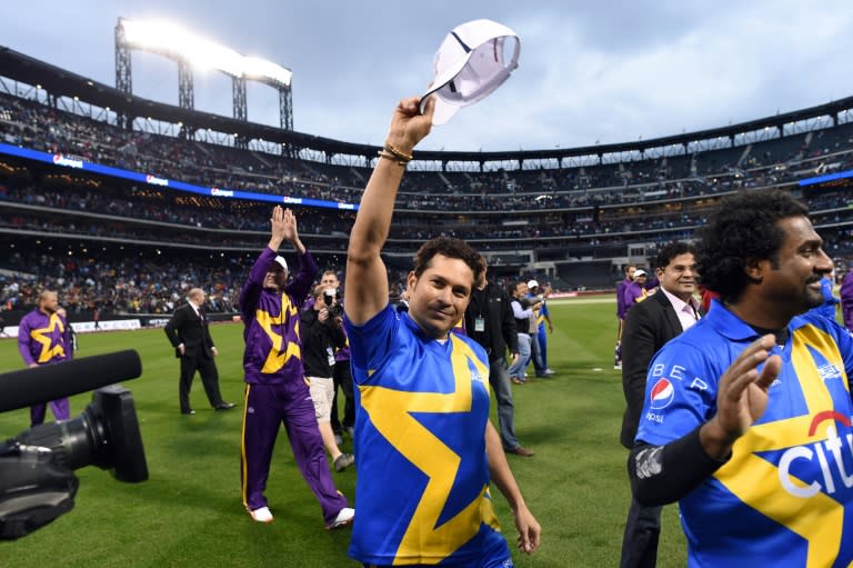 Sachin's Blasters captain Sachin Tendulkar (C) waves to fans at the end of the first of a three-match T20 series against Warne's Warriors at the Citi Field in New York on November 7, 2015