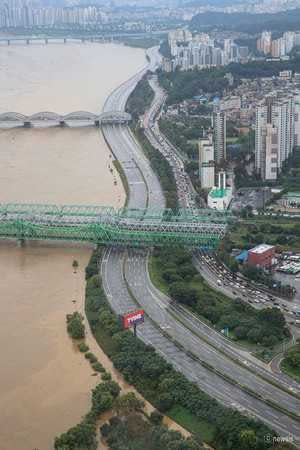 受梅雨鋒面影響，首爾漢江、道林川氾濫。（圖／翻攝自首爾市府臉書）