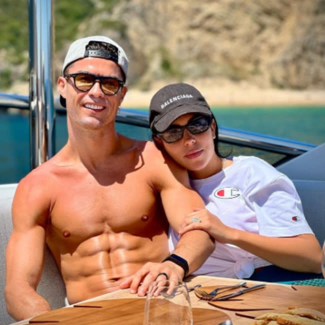 Cristiano Ronaldo y Georgina Rodríguez en su última foto de Instagram credit:Bang Showbiz