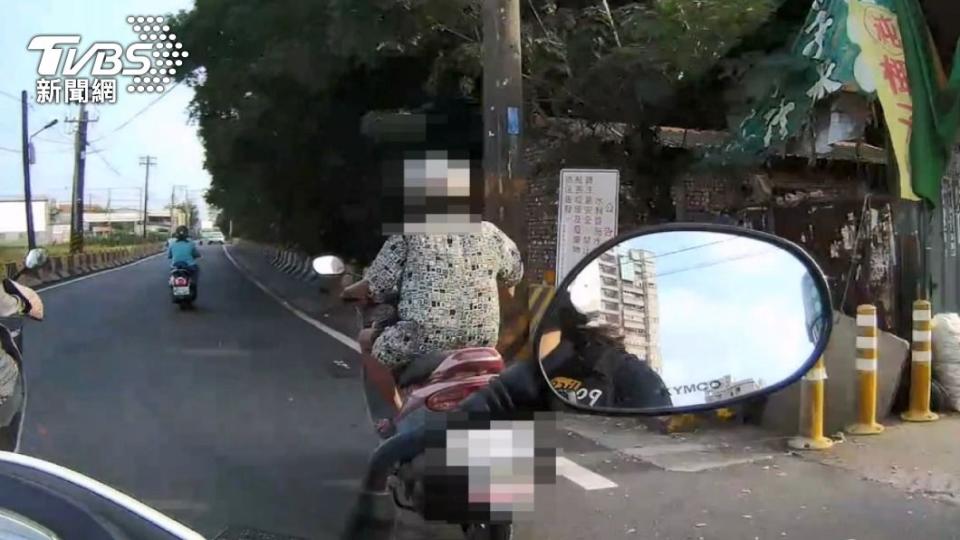 警方發現陳男騎車搖搖晃晃，並面有酒容，趕緊攔下盤查。（圖／TVBS）