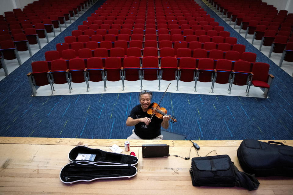 2021年3月2日，在美國維吉尼亞州的芒特弗農社區學校，音樂老師Virgilio Joven在音樂課時虛擬教授彈小提琴。圖片來源：Reuters。