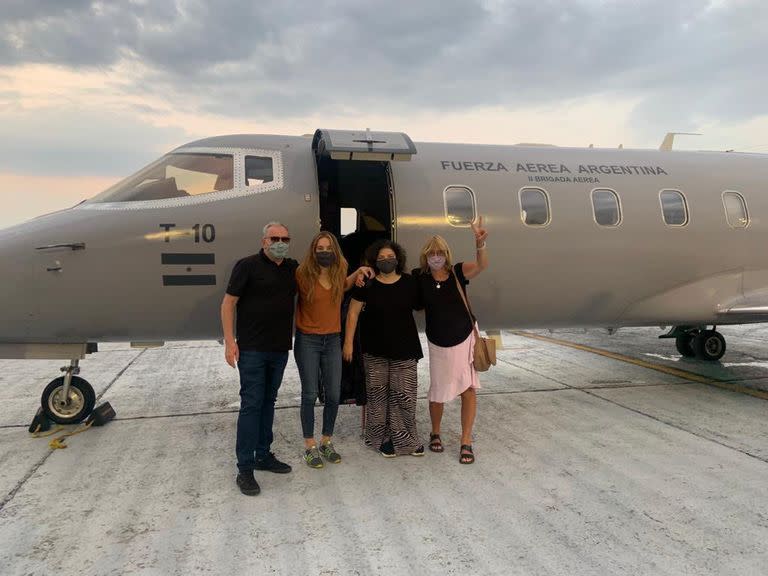 La ministra Carla Vizzotti y la asesora presidencial Cecilia Nicolini junto al embajador argentino Luis Ilarregui durante el viaje a Cuba por la compra de vacunas para Covid-19 Fuente: @lilarregui