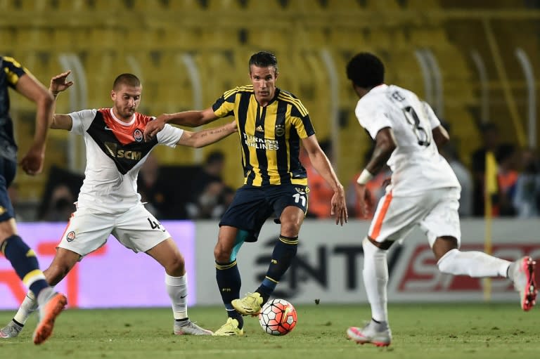 Fenerbahce's Dutch forward Robin Van Persie (C) vies for the ball with Shakhtar Donetsk's Yaroslav Rakitskiy (L) and Fred during the UEFA Champions League third qualifying round first leg football match on July 28, 2015 in Istanbul