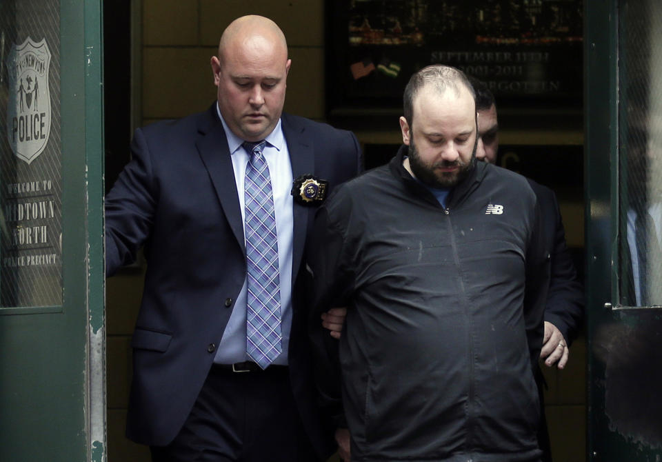 Marc Lamparello, de 37 años, centro, es escoltado de un precinto policial el Nueva York, el jueves 18 de abril de 2019. (AP Foto/Seth Wenig)