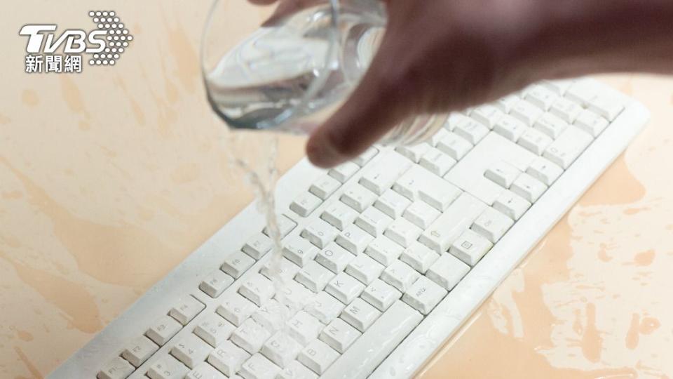 男子恐嚇女友欲毀損電腦，還將水淋在電腦上。（示意圖、非當事人／shutterstock達志影像）