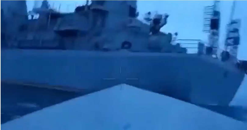 烏克蘭國防部釋出一段安裝在無人快艇上的攝影機所拍攝到的15秒影片，畫面顯示快艇正高速駛近一艘明顯大上許多的船艦。（圖／翻攝自推特）