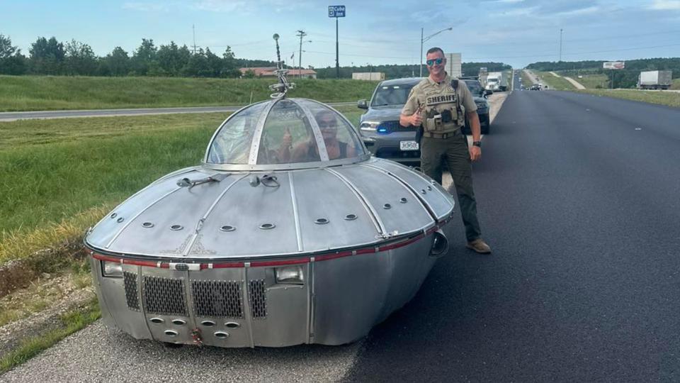 Sheriff’s Deputy Performs A UFO Traffic Stop