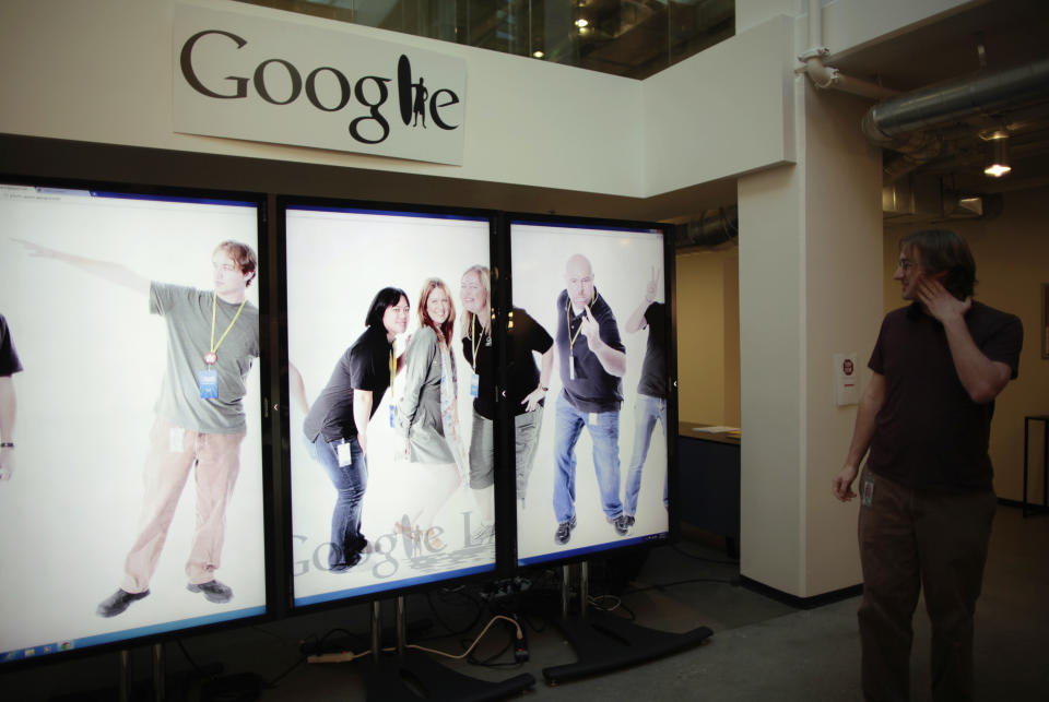 Ken Arthur, ingeniero de software para fotos móviles de Google+, de 27 años, ve un collage de fotografías de empleados que ayudó a desarrollar en el 20% de su tiempo de trabajo que los empleados de Google pueden dedicar a proyectos personales, en el campus de Google cerca de Venice Beach, en Los Ángeles. California, 13 de enero de 2012. REUTERS/Lucy Nicholson