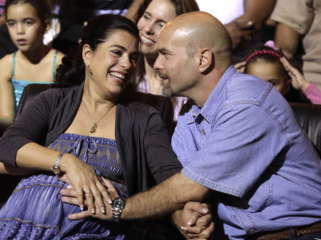 Gerardo Hernandez , one of the so-called "Cuban Five", reacts with his wife Adriana Perez (L) during Cuban musician Silvio Rodriguez's concert in Havana December 20, 2014. REUTERS/Enrique De La Osa