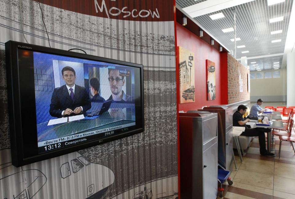 A television screen shows Snowden during a news bulletin at a cafe at the Moscow's Sheremetyevo airport June 26, 2013. REUTERS/Sergei Karpukhin