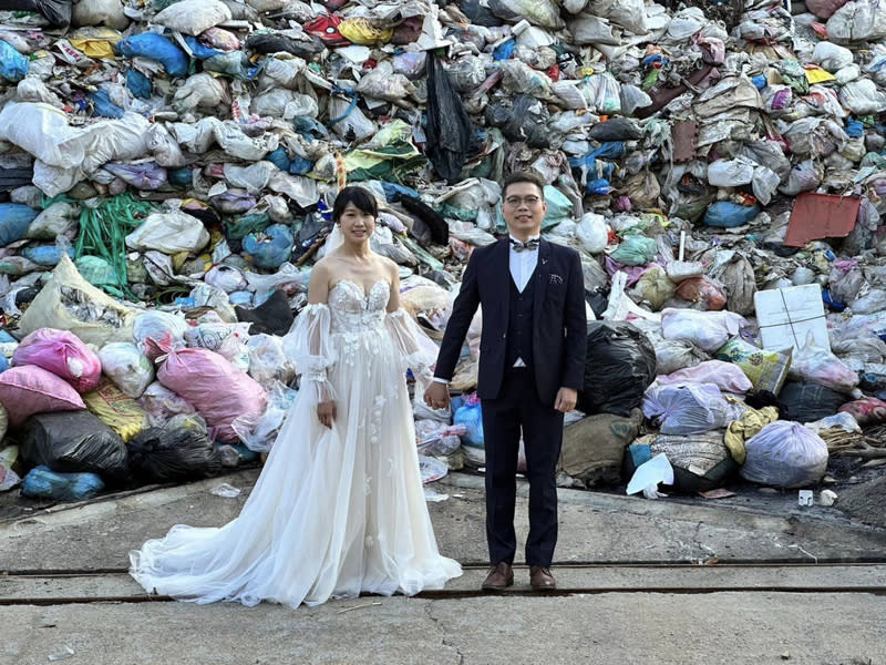 南投一對新人選在垃圾山前拍婚紗照，成為網友熱門話題。（圖／中央社）
