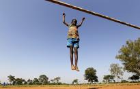 Esta es una de las diversiones de los niños en la escuela primaria. REUTERS/Thomas Mukoya