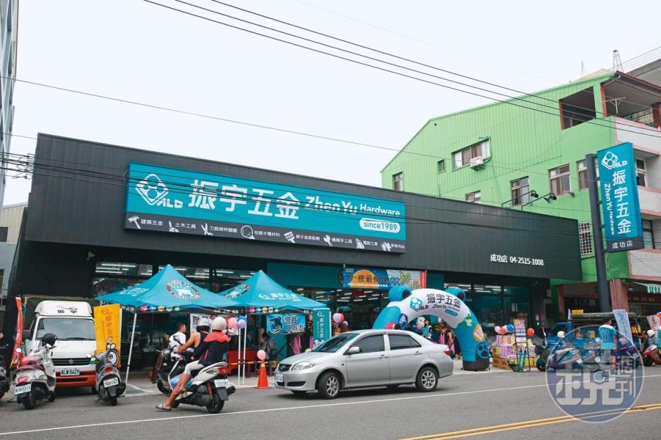 振宇五金店面至少150坪起跳，會參考當地人車流，鎖定發展中的鄉鎮作為優先拓點考量。