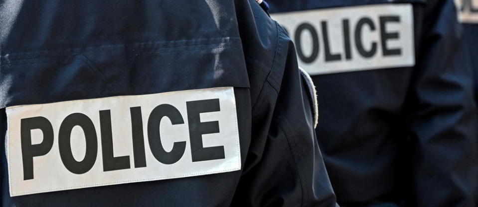 Une femme « en état de démence » a été tuée lundi à son domicile de Pessac, près de Bordeaux, par un policier qui a répliqué après qu'elle a blessé au couteau un de ses collègues, a-t-on appris de sources policières.
