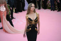 À l’aube de ses 20 ans, Lily-Rose Depp a brillé par son élégance sur le tapis rouge du 71ème MET Gala le 6 mai dernier. Dans une sublime robe noire et dorée signée Chanel, la jeune actrice n’a eu aucun mal à se distinguer au cours de ce prestigieux événement. A l’image de sa mère à son âge, la jeune femme fait déjà preuve d’une classe affolante. Comédienne prometteuse, la star sera prochainement à l’affiche de son septième film, The King, adaptation des œuvres de William Shakespeare, <em>Henry IV</em> et <em>Henry V</em>. Ce drame en costumes rappelle que Lily-Rose Depp ne cesse de se diversifier, comme l’ont déjà prouvé ses impressionnants débuts.